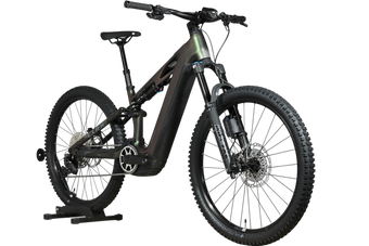 Velo electrique tout-terrain Loop Sports Cube Stereo Hybrid ONE44 HPC SLX EVO 800 noir et vert sur support en bois