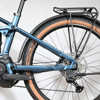 Velo electrique tout-suspendu Loop Sports Cube Stereo Hybrid bleu avec moteur Bosch CX et porte-bagages arriere