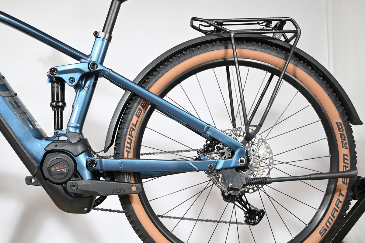 Velo electrique tout-suspendu Loop Sports Cube Stereo Hybrid bleu avec moteur Bosch CX et porte-bagages arriere