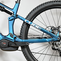 Velo electrique tout-suspendu Loop Sports Cube Stereo Hybrid bleu avec moteur Bosch Performance Line CX et frein XT