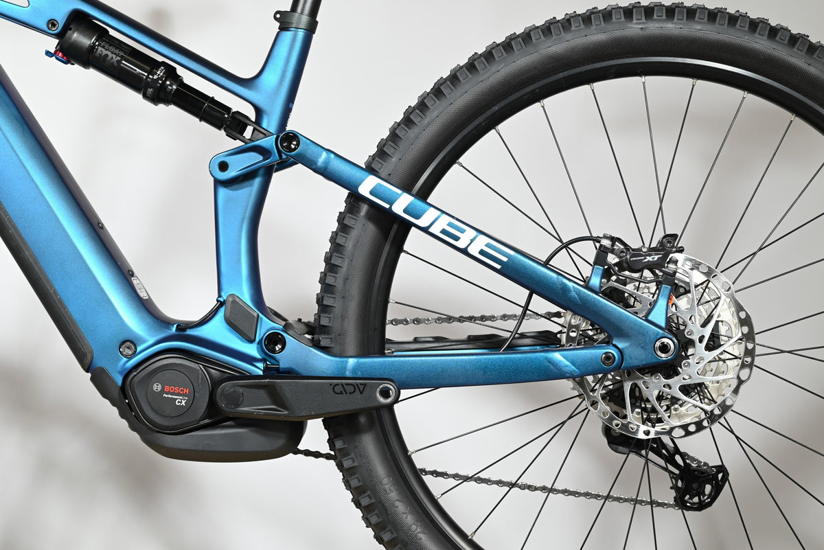 Velo electrique tout-suspendu Loop Sports Cube Stereo Hybrid bleu avec moteur Bosch Performance Line CX et frein XT