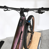 Vue de dessus du guidon et cadre violet irisé du vélo électrique Loop Sports Cube Stereo Hybrid ONE44 HPC SLX 800