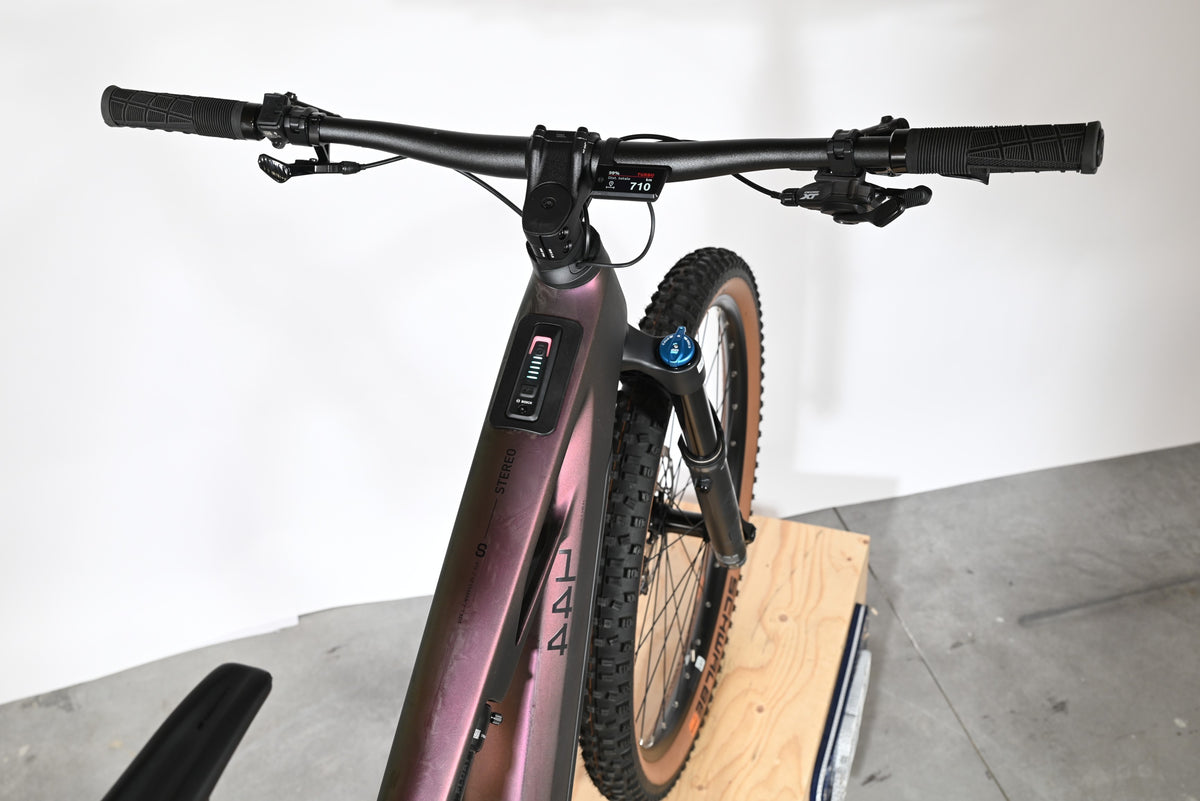Vue de dessus du guidon et cadre violet irisé du vélo électrique Loop Sports Cube Stereo Hybrid ONE44 HPC SLX 800