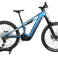 VTT électrique Loop Sports Cube Stereo Hybrid ONE44 HPC SLX 800 bleu avec cadre carbone et suspension intégrale