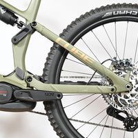 VTT électrique Cube Stereo Hybrid ONE77 HPC TM 800 de Loop Sports en vert olive avec moteur Bosch et suspension Fox