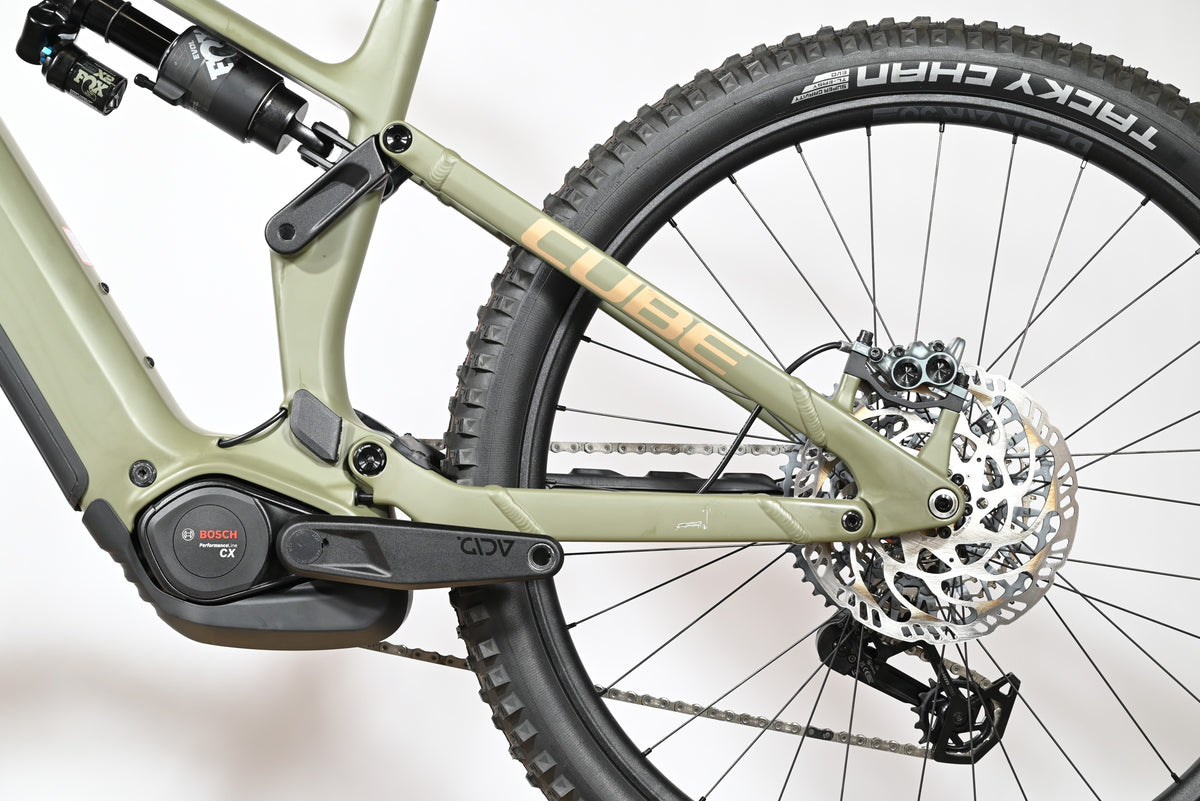 VTT électrique Cube Stereo Hybrid ONE77 HPC TM 800 de Loop Sports en vert olive avec moteur Bosch et suspension Fox