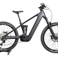 VTT électrique Loop Sports Cube Stereo Hybrid ONE44 EX 800 noir mat avec suspension intégrale sur socle en bois