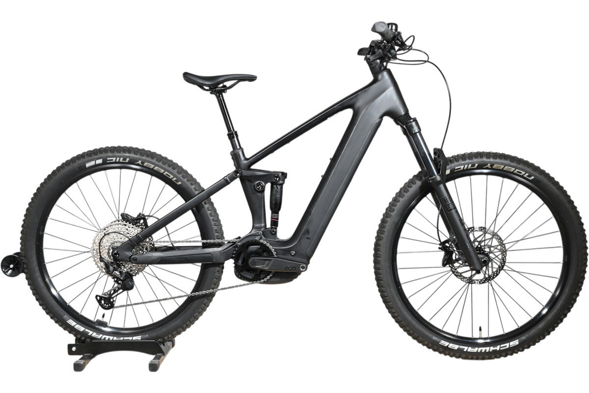 VTT électrique Loop Sports Cube Stereo Hybrid ONE44 EX 800 noir mat avec suspension intégrale sur socle en bois
