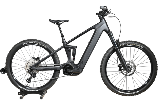 VTT électrique Loop Sports Cube Stereo Hybrid ONE44 EX 800 noir mat avec suspension intégrale sur socle en bois