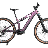 VTT électrique Cube Stereo Hybrid ONE44 HPC SLX 800 2025 violet de Loop Sports sur socle en bois
