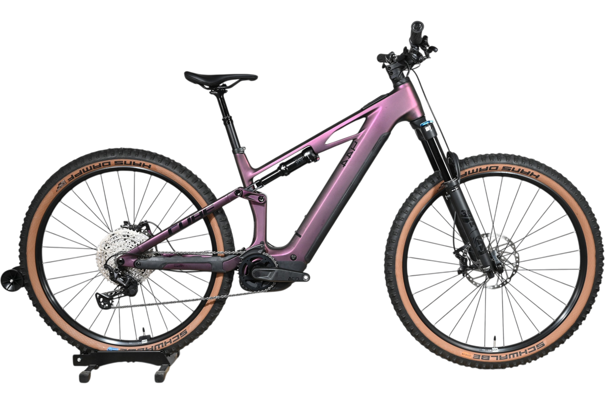 VTT électrique Cube Stereo Hybrid ONE44 HPC SLX 800 2025 violet de Loop Sports sur socle en bois
