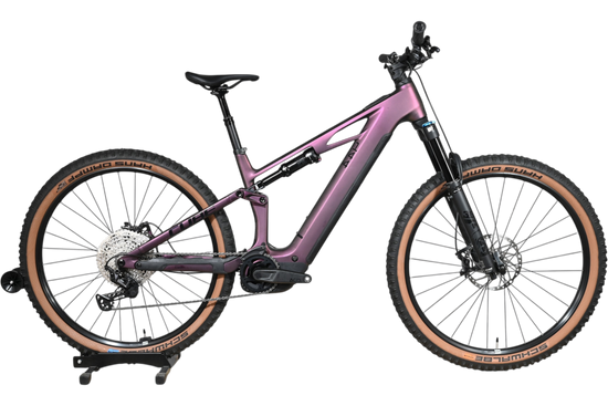 VTT électrique Cube Stereo Hybrid ONE44 HPC SLX 800 2025 violet de Loop Sports sur socle en bois