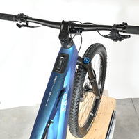 Velo electrique VTT Cube Stereo Hybrid ONE44 HPC SLX 800 bleu chez Loop Sports, vue plongeante sur le guidon
