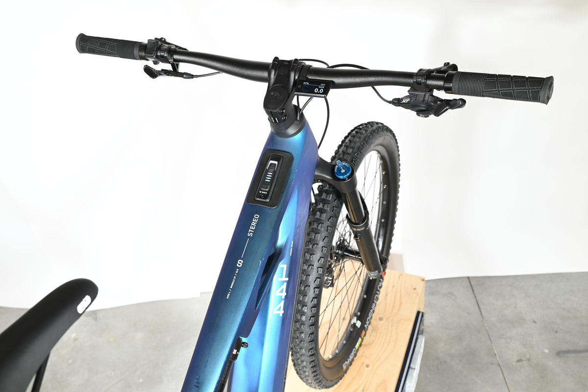 Velo electrique VTT Cube Stereo Hybrid ONE44 HPC SLX 800 bleu chez Loop Sports, vue plongeante sur le guidon