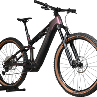 VTT électrique Cube Stereo Hybrid ONE44 HPC SLX 800 de Loop Sports, cadre violet irisé, pneus Schwalbe à flancs beige