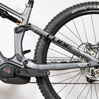 Gros plan sur le cadre gris du VTT électrique Cube Stereo Hybrid ONE44 HPC SLX 800 chez Loop Sports
