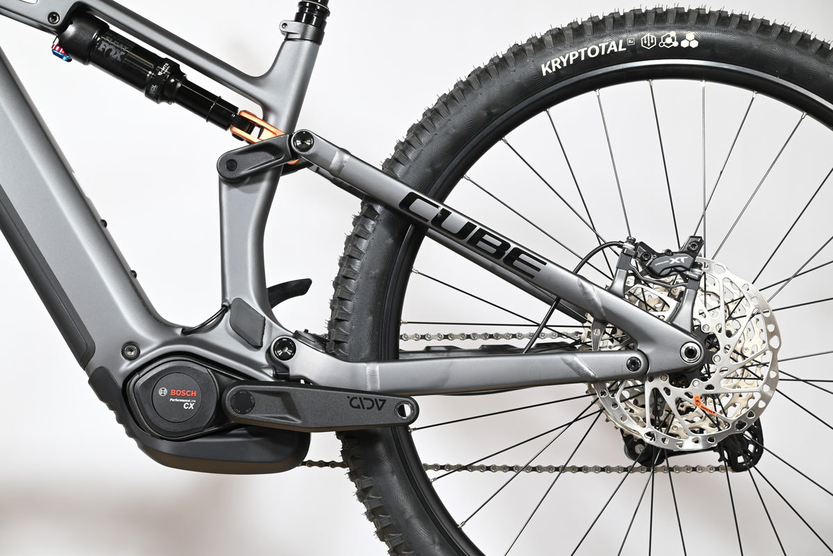 Gros plan sur le cadre gris du VTT électrique Cube Stereo Hybrid ONE44 HPC SLX 800 chez Loop Sports