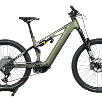 VTT électrique tout-suspendu Cube Stereo Hybrid ONE77 HPC TM 800 vert olive de Loop Sports sur socle en bois