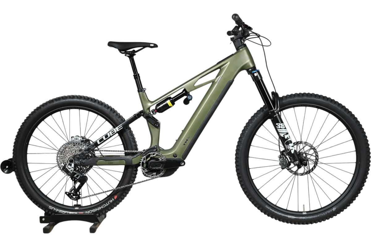 VTT électrique tout-suspendu Cube Stereo Hybrid ONE77 HPC TM 800 vert olive de Loop Sports sur socle en bois