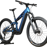 VTT électrique Cube Stereo Hybrid ONE44 HPC SLX 800 bleu de Loop Sports avec cadre carbone et pneus tout-terrain