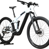 VTT électrique Loop Sports Cube Stereo Hybrid 140 HPC Pro 750 blanc et noir sur support en bois