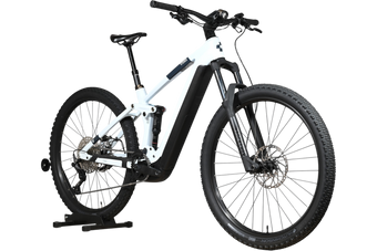 VTT électrique Loop Sports Cube Stereo Hybrid 140 HPC Pro 750 blanc et noir sur support en bois