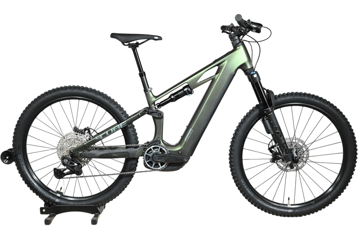 VTT électrique Cube Stereo Hybrid ONE44 HPC SLX EVO 800 Loop Sports vert olive sur support en bois