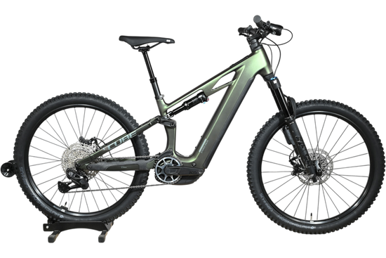 VTT électrique Cube Stereo Hybrid ONE44 HPC SLX EVO 800 Loop Sports vert olive sur support en bois