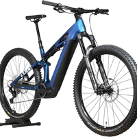 VTT électrique Cube Stereo Hybrid ONE44 HPC SLX 800 bleu de chez Loop Sports sur support en bois