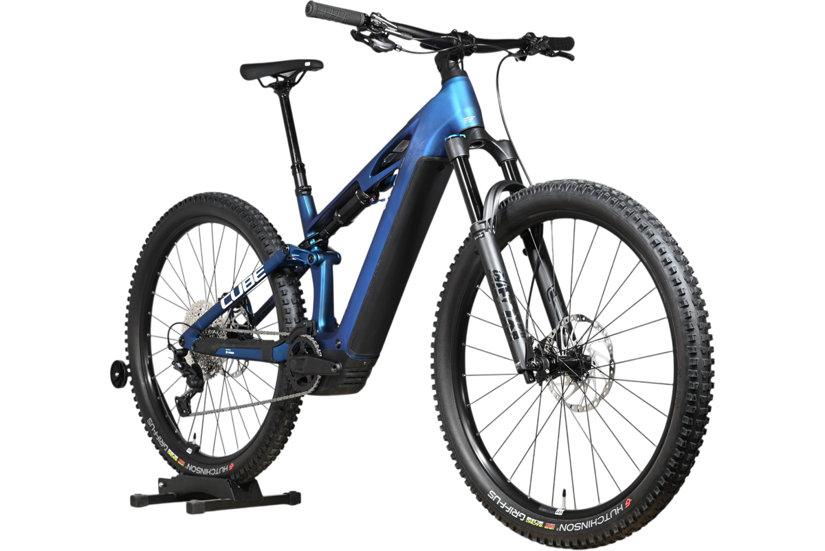 VTT électrique Cube Stereo Hybrid ONE44 HPC SLX 800 bleu de chez Loop Sports sur support en bois