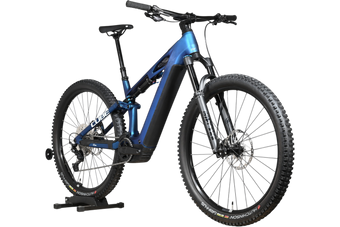 VTT électrique Cube Stereo Hybrid ONE44 HPC SLX 800 bleu de chez Loop Sports sur support en bois