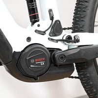 Moteur Bosch Performance Line CX sur cadre blanc de vélo électrique Cube Stereo Hybrid 140 HPC Pro 750 Loop Sports