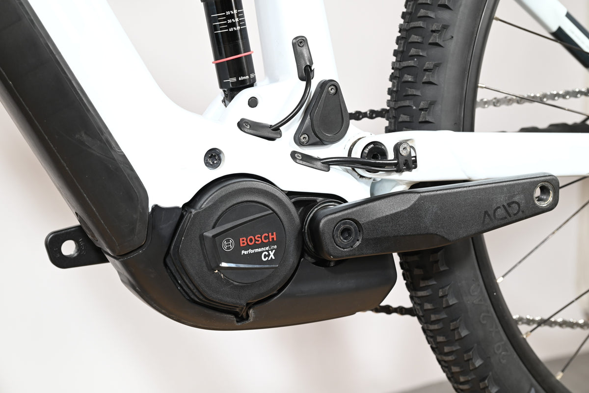 Moteur Bosch Performance Line CX sur cadre blanc de vélo électrique Cube Stereo Hybrid 140 HPC Pro 750 Loop Sports