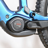 Moteur Bosch Performance Line CX sur cadre de VTT électrique bleu Loop Sports Cube Stereo Hybrid