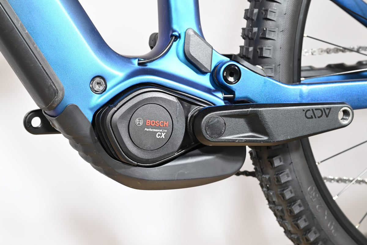 Moteur Bosch Performance Line CX sur cadre de VTT électrique bleu Loop Sports Cube Stereo Hybrid