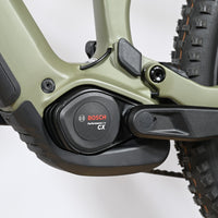 Moteur Bosch Performance Line CX sur cadre de VTT électrique Loop Sports Cube Stereo Hybrid vert olive