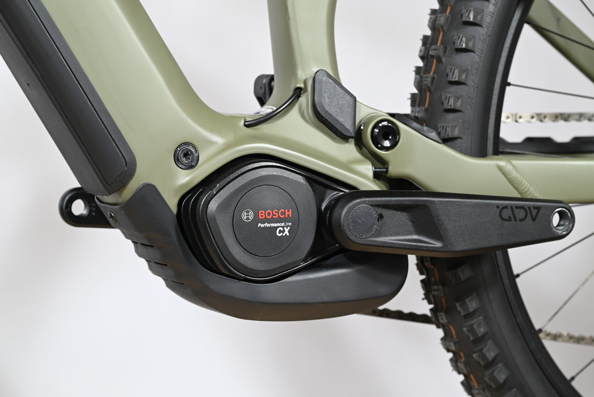 Moteur Bosch Performance Line CX sur cadre de VTT électrique Loop Sports Cube Stereo Hybrid vert olive