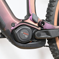 Moteur Bosch Performance Line CX sur cadre en carbone irisé du vélo électrique Cube Stereo Hybrid Loop Sports