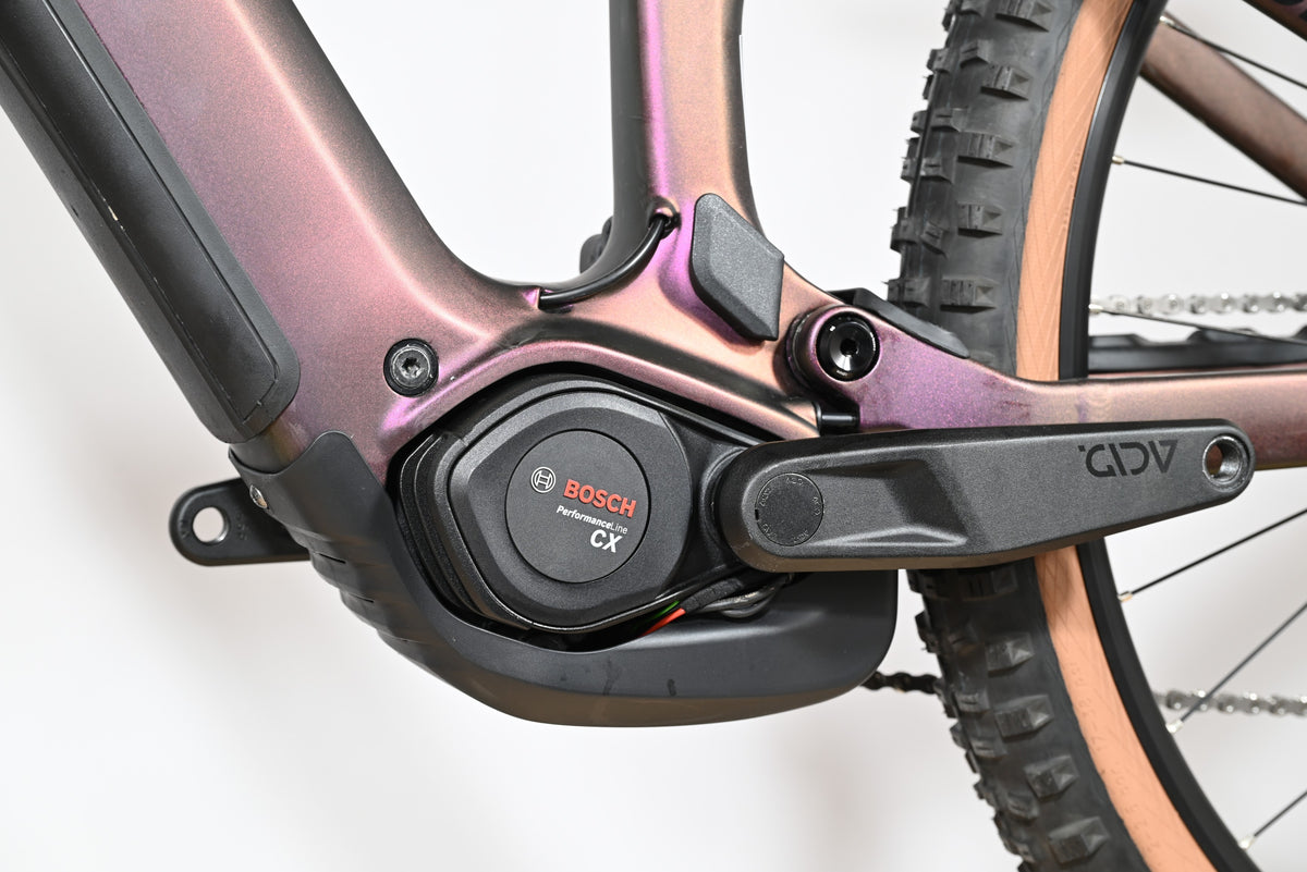 Moteur Bosch Performance Line CX sur cadre en carbone irisé du vélo électrique Cube Stereo Hybrid Loop Sports