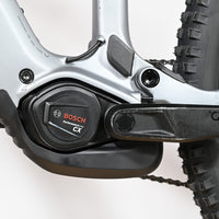 Moteur Bosch Performance Line CX sur cadre de VTT électrique gris Loop Sports Cube Stereo Hybrid