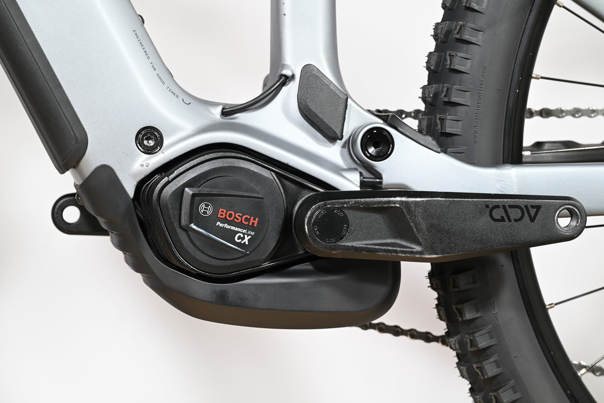 Moteur Bosch Performance Line CX sur cadre de VTT électrique gris Loop Sports Cube Stereo Hybrid