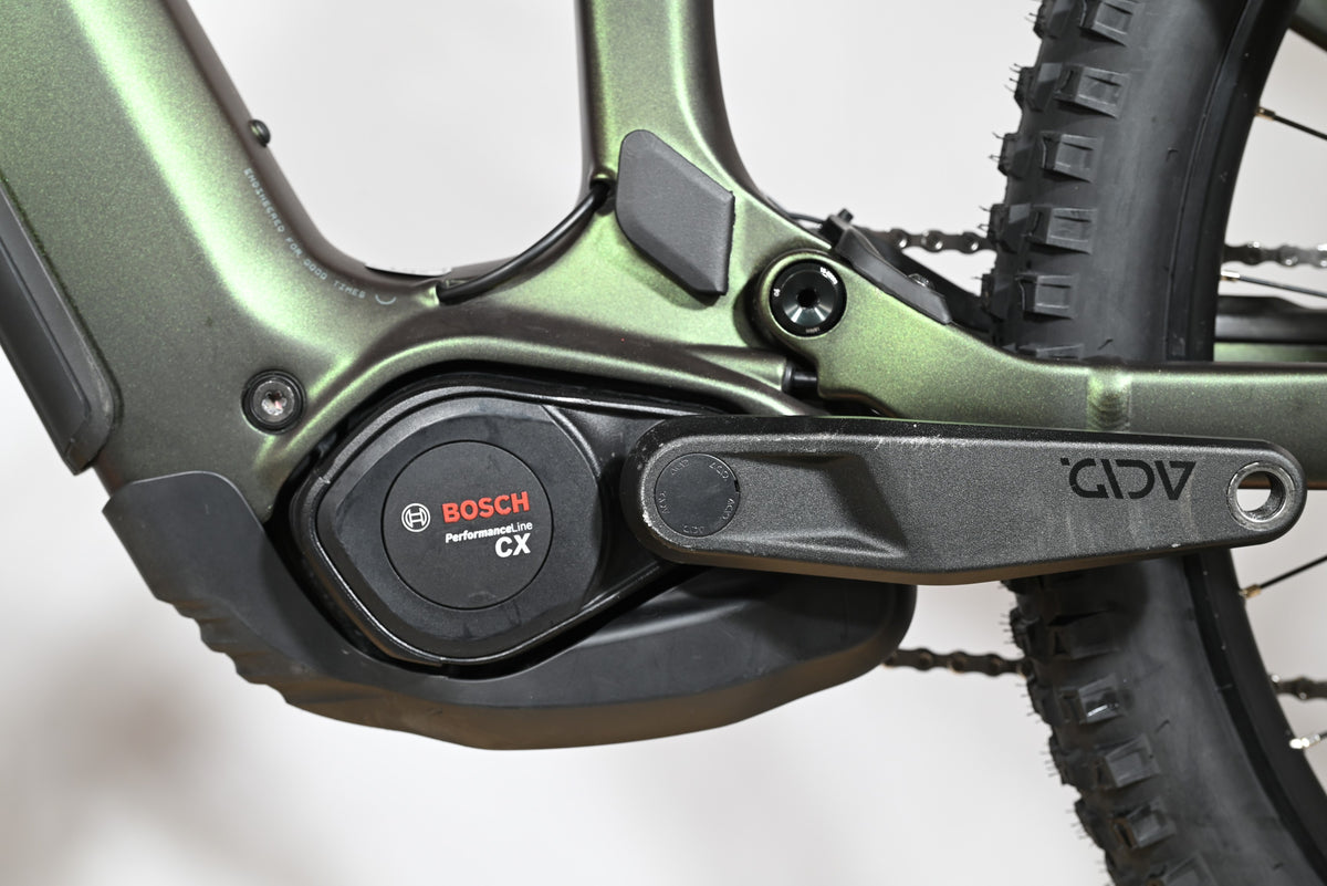 Moteur Bosch Performance Line CX sur cadre en carbone vert du vélo électrique Loop Sports Cube Stereo Hybrid