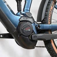 Moteur Bosch Performance CX sur vélo électrique bleu Cube Stereo Hybrid 120 Race Allroad 750 chez Loop Sports
