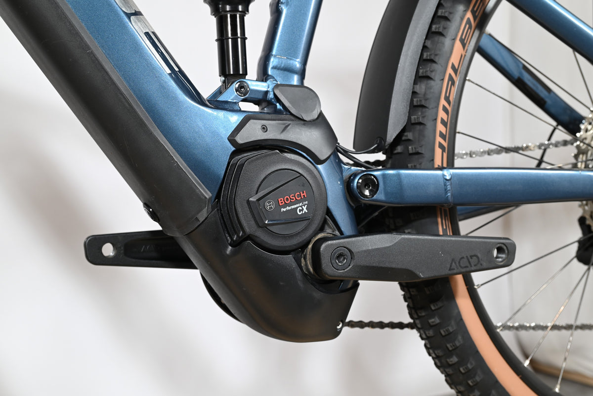 Moteur Bosch Performance CX sur vélo électrique bleu Cube Stereo Hybrid 120 Race Allroad 750 chez Loop Sports
