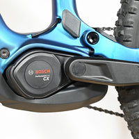 Moteur Bosch Performance Line CX sur cadre bleu de vélo électrique Cube Stereo Hybrid chez Loop Sports
