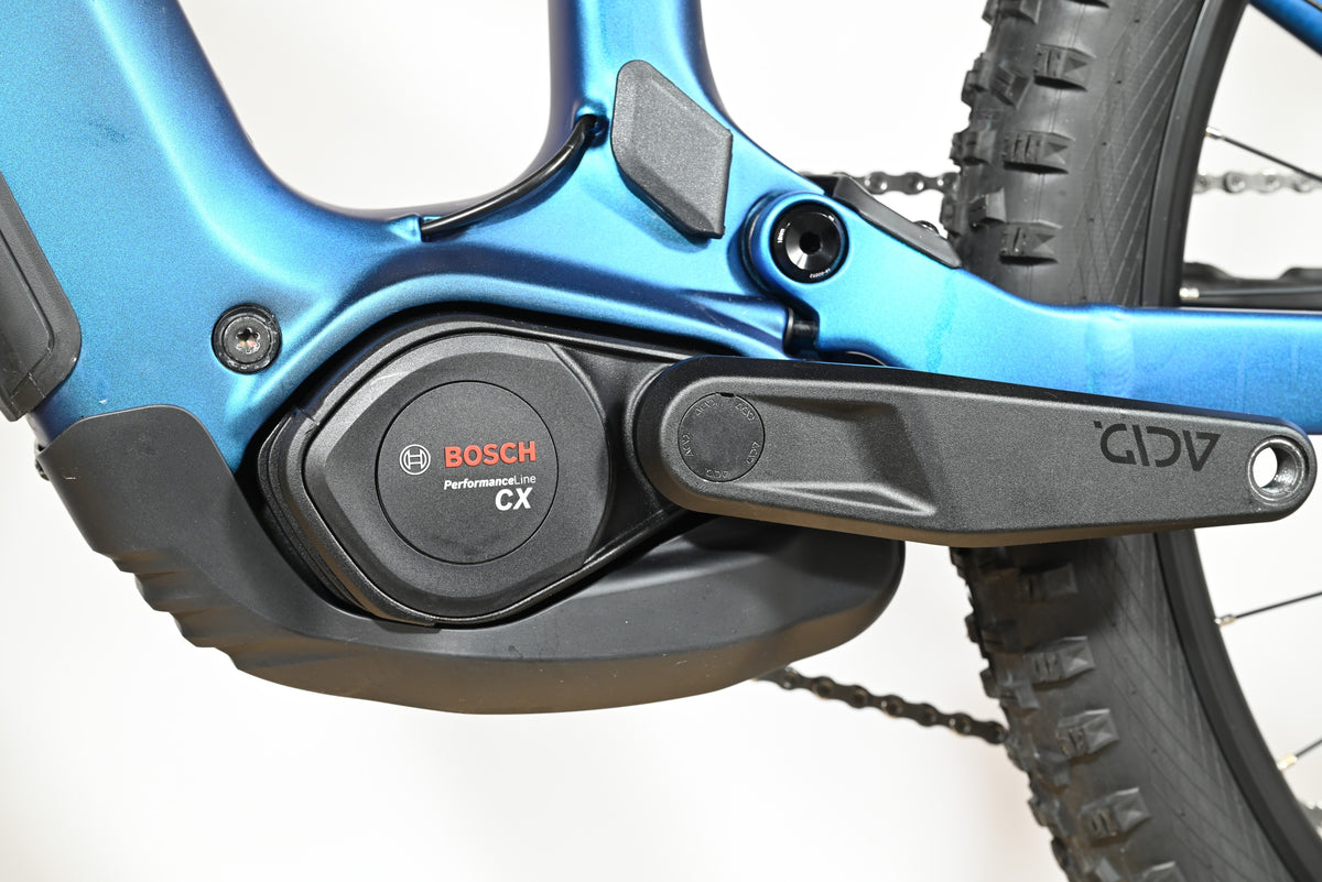 Moteur Bosch Performance Line CX sur cadre bleu de vélo électrique Cube Stereo Hybrid chez Loop Sports