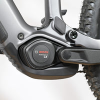 Gros plan sur le moteur Bosch Performance Line CX gris du vélo électrique Cube Stereo Hybrid chez Loop Sports