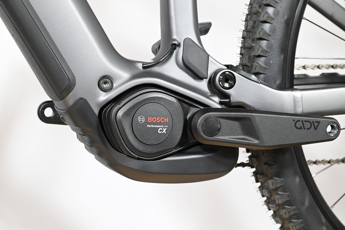 Gros plan sur le moteur Bosch Performance Line CX gris du vélo électrique Cube Stereo Hybrid chez Loop Sports