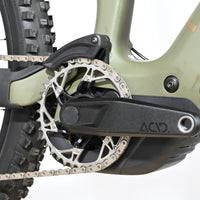 Gros plan sur le pédalier et le moteur du vélo électrique Cube Stereo Hybrid ONE77 HPC TM 800 chez Loop Sports