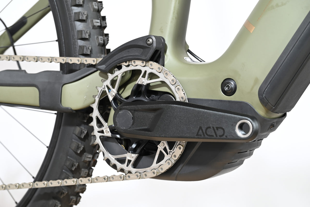 Gros plan sur le pédalier et le moteur du vélo électrique Cube Stereo Hybrid ONE77 HPC TM 800 chez Loop Sports